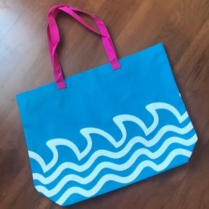 Oversized waves beach bag